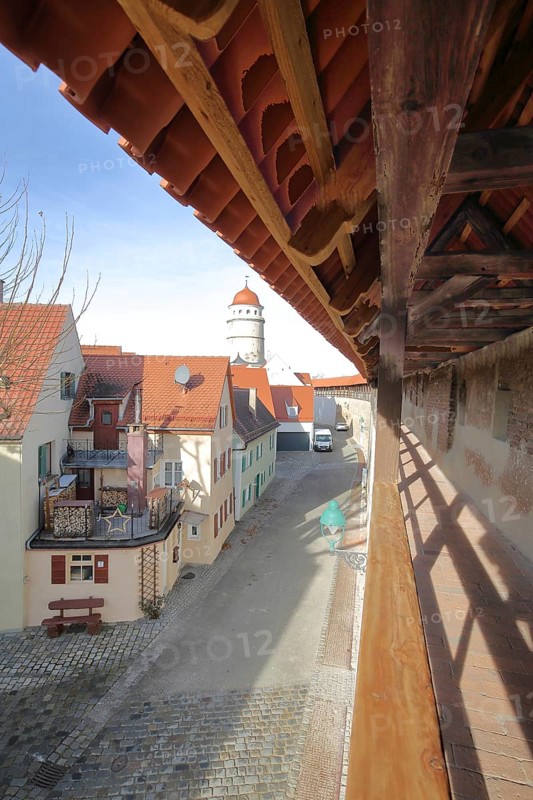 Historic rampart with city wall and Löpsinger Tor, city gate, city tower, city fortification, wooden structure with beams, Nördlingen, Bavaria, Germany