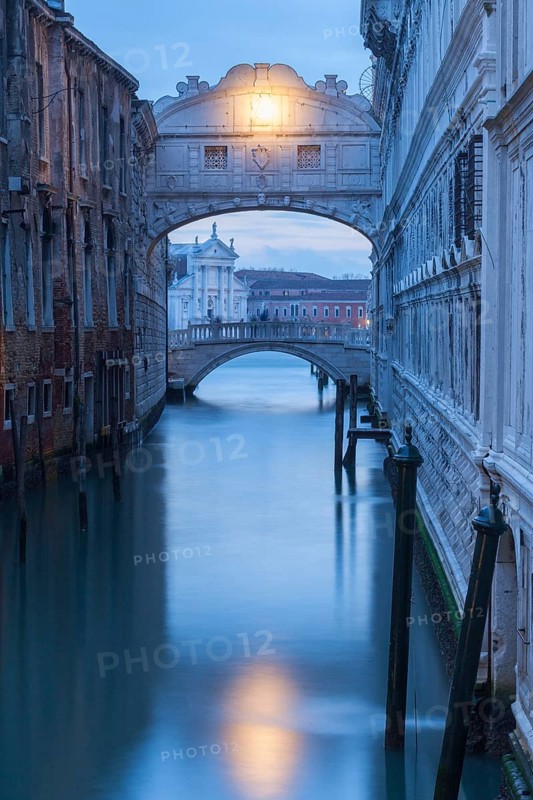 The Bridge of Sighs (Il ponte dei Sospiri), the connection from the Doge's Palace to the new prison, Venice, Veneto, Italy