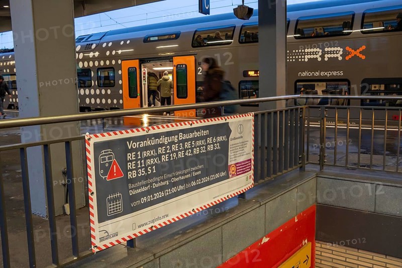 Announcement of restrictions, train cancellations due to construction on the line between Essen, Duisburg and Oberhausen, many regional trains cancelled, RRX, Rhein-Ruhr Express, on the platform at Essen Central Station, North Rhine-Westphalia, Germany