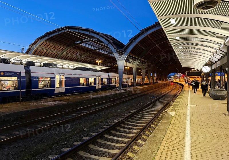Empty platform with the two-nave platform hall and regional express in the evening, central railway station, Hagen, North Rhine-Westphalia, Germany