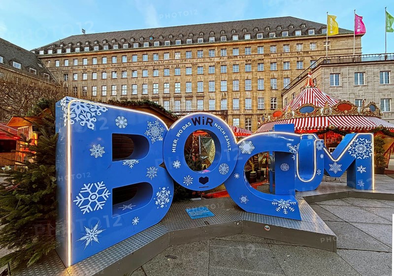 Bochum lettering on the town hall forecourt with Christmas market at Bochum City Hall, Ruhr area, North Rhine-Westphalia, Germany