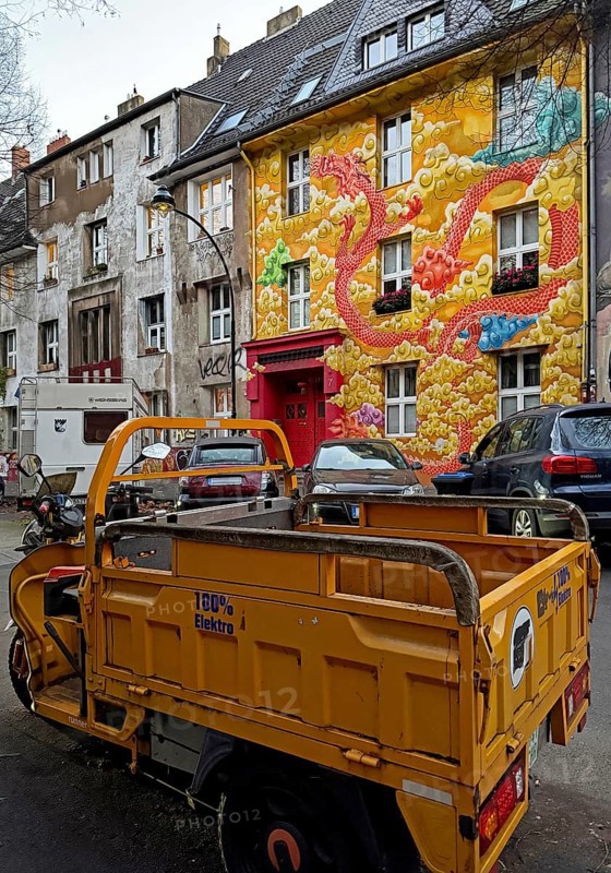 Kiefernstraße, residential street of the left-wing alternative scene with street art on house facades, Düsseldorf, North Rhine-Westphalia, Germany