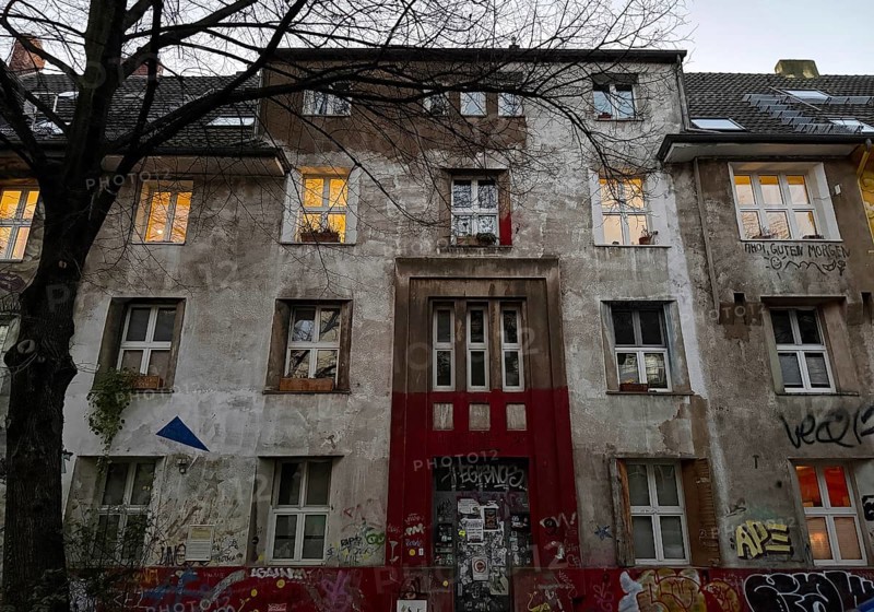 Kiefernstraße, residential street of the left-wing alternative scene with street art on house facades in the morning, Düsseldorf, North Rhine-Westphalia, Germany