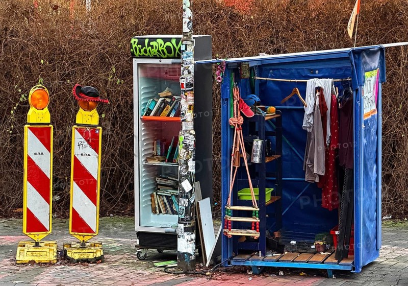 Kiefernstraße, residential street of the left-wing alternative scene with book box and trash treasure, Düsseldorf, North Rhine-Westphalia, Germany