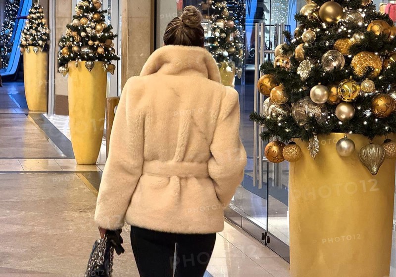 Luxuriously dressed woman in a Christmassy decorated passage in the KÖ Gallery, Düsseldorf, North Rhine-Westphalia, Germany