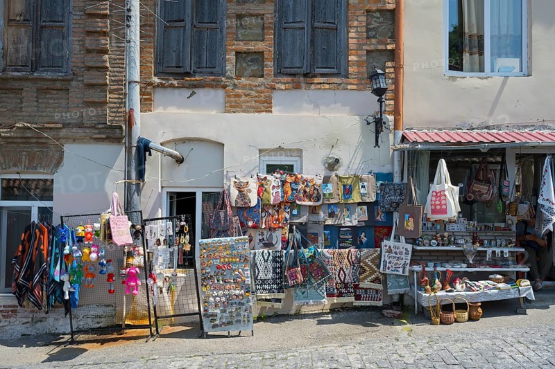 Colourful souvenir stalls along a paved street, decorative pieces and old buildings, Old Town, Sighnaghi, Signagi, Kakheti Province, Greater Caucasus, Georgia, Western Asia