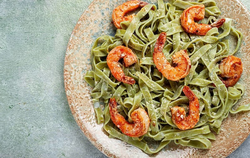Tagliatelle with spinach, in cream sauce, with shrimp, homemade, no people