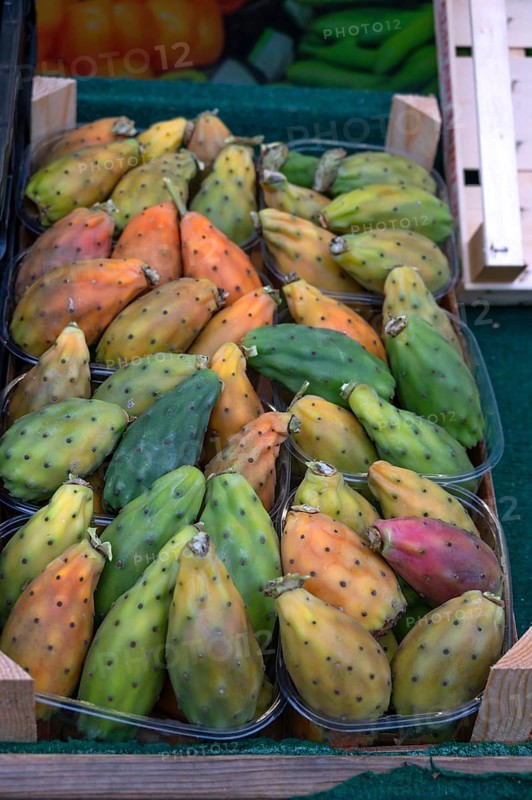 Fresh figs (Ficus carica) in a box, Franconia, Bavaria, Germany