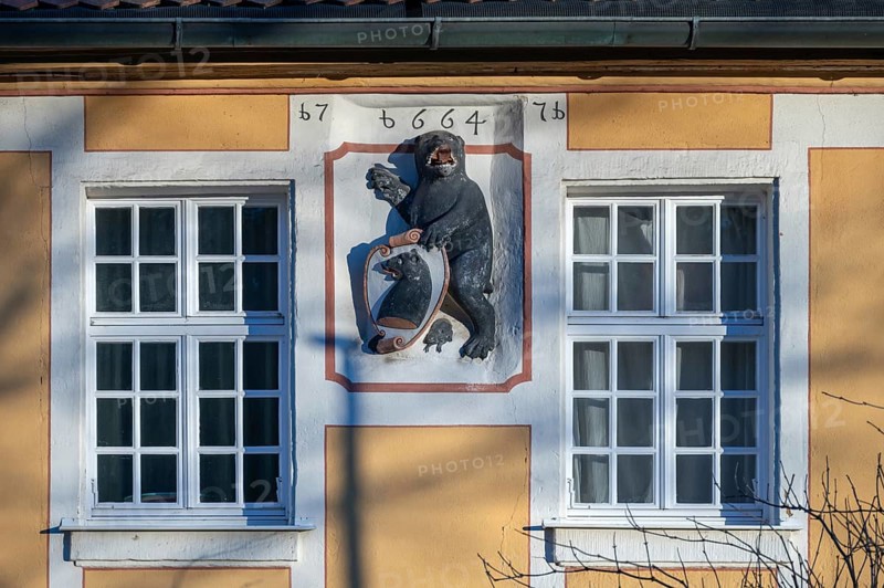 Bear with shield, the coat of arms of the Lords of Egloffstein, from 1664, at the former district building, built 1771, Egilolfstraße 82, Egloffstein, Upper Franconia, Bavaria, Germany