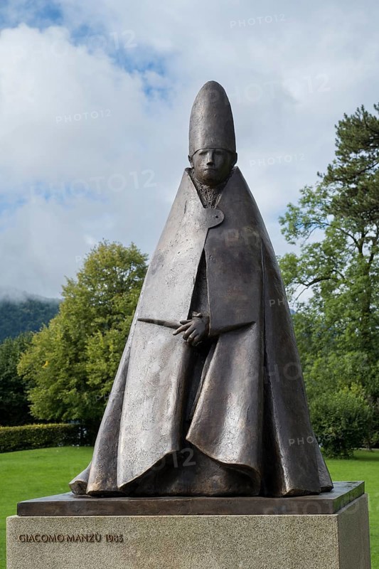 Giacomo Manzù, bronze sculpture on Schlossplatz, town of Tegernsee, Upper Bavaria, Bavaria, Germany