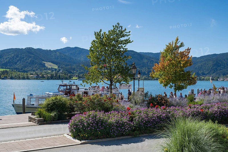 Jetty at Tegernsee, tourists on the promenade, flower beds in the foreground, town of Tegernsee, Upper Bavaria, Bavaria, Germany