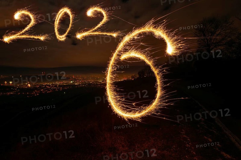 New Year's Eve atmosphere in Stuttgart at the turn of 2025 to 2026: In the foreground, a painted number 2026, written with a glowing sparkler as a symbol of a new beginning and celebration