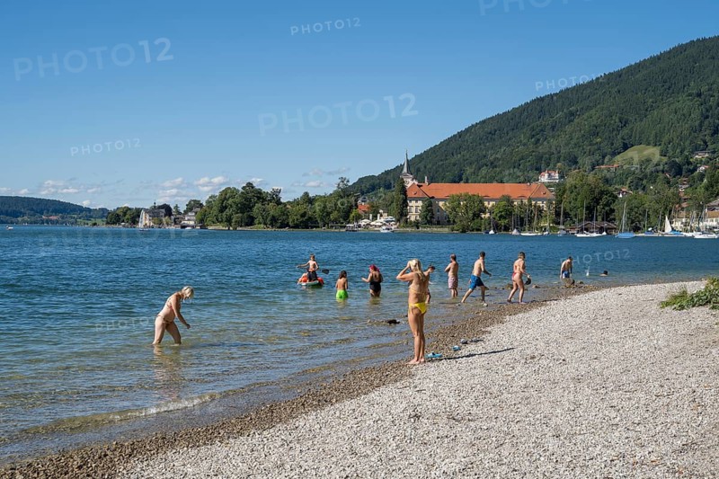 Tourists at Strand Point, St. Quirinus Parish Church, Tegernsee Abbey, Castle with Braustüberl, Tegernsee, Upper Bavaria, Bavaria, Germany