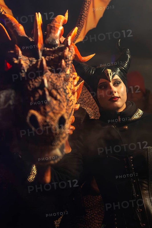 Teufelin, woman with horns with dragon, fog, murmurs, winter, Waldburg Castle, Allgäu, Baden-Württemberg, Germany
