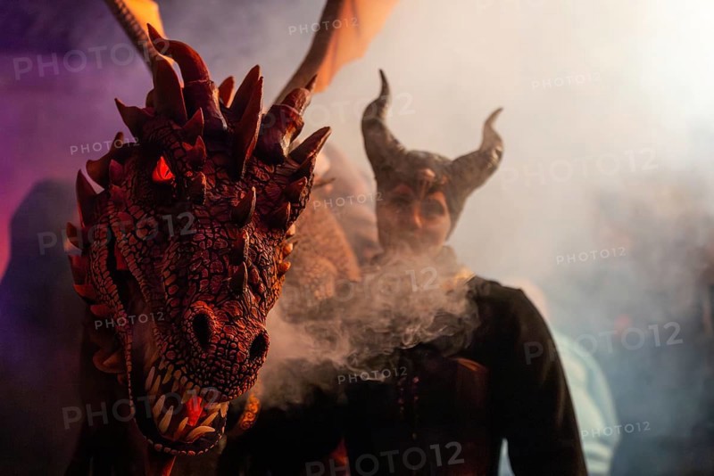 Teufelin, woman with horns with dragon, fog, murmurs, winter, Waldburg Castle, Allgäu, Baden-Württemberg, Germany