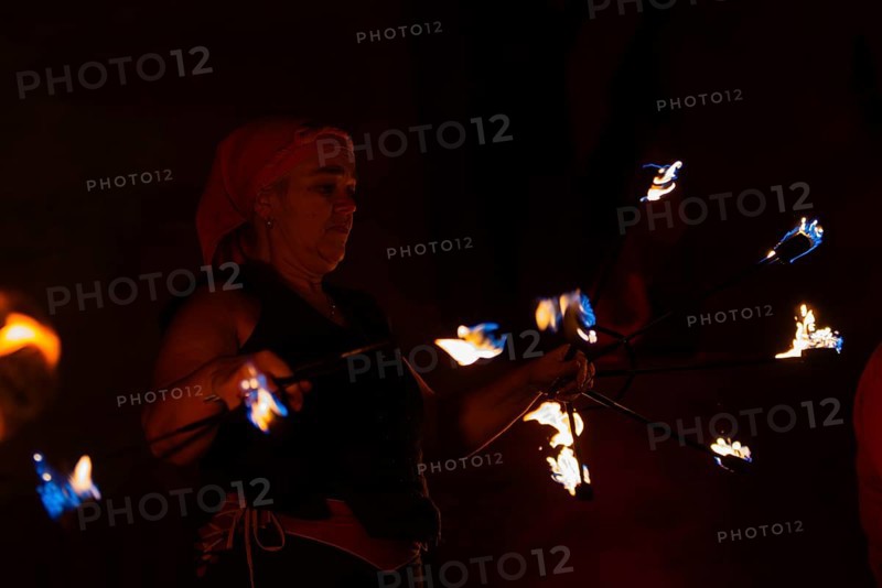 Fakelkranz is moved by woman, Feuer, Raunacht, Winter, Waldburg Castle, Allgäu, Baden-Württemberg, Germany