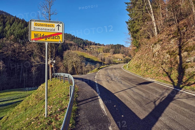 Exit sign at the end of Wildgutach, signpost to Gütenbach and Simonswald, landscape photography, landscape, hills, hilly landscape, coniferous forest, trees, road, guardrail, guide post, curve, blue sky, cloudless, intersection, Gutenstraße, Simonswald, Black Forest, Emmendingen district, Baden-Württemberg, Germany