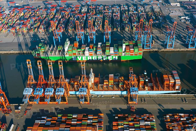 Burchardkai and Eurogate container terminal, container terminal, container freighter, container cargo ship, container cargo ships, container port, Germany, Europe, export, cargo ship, cargo ships, port city of Hamburg, Hamburg port, cranes, crane, logistics, ship, economy, Elbe, aerial view, Eurogate, Burchardkai