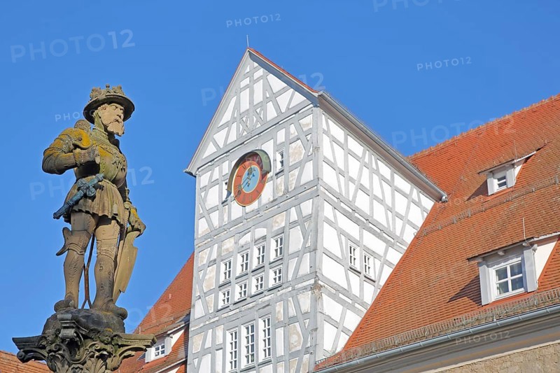 Emperor Maximilian II sculpture built in 1570 at Marktbrunnen, Holy Roman Empire, Habsburg, knight with sword, and half-timbering from the hospital courtyard built 13th century, Maximilian Fountain, Market Square, Reutlingen, Swabian Jura, Baden-Württemberg, Germany