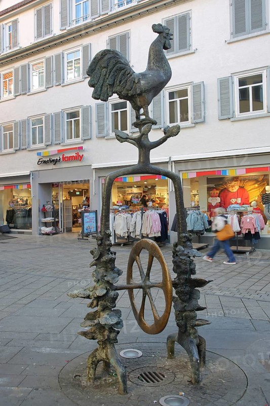Göckelesbrunnen by Karl Ulrich Nuss 2013, modern art, bronze sculpture, rooster figure, Gockelbrunnen, Reutlingen, Swabian Jura, Baden-Württemberg, Germany