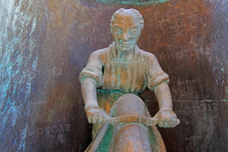Gerber am Zunftbrunnen von Bonifatius Stirnberg 1983, modern art, bronze sculpture, city history, historical profession, craftsman, tannery, leather, processing, production, fur, tools, guild fountain, Reutlingen, Swabian Jura, Baden-Württemberg, Germany