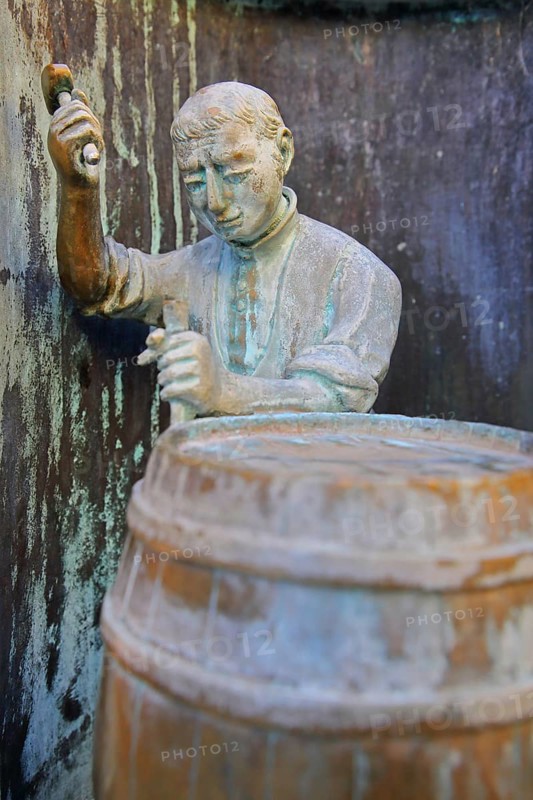 Cooper making wine barrels at the guild fountain by Bonifatius Stirnberg 1983, modern art, bronze sculpture, city history, historical profession, craftsman, hammering, processing, manufacturing, hammer, tools, guild fountain, Reutlingen, Swabian Jura, Baden-Württemberg, Germany