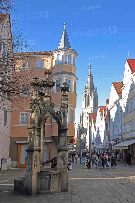 Lindenbrunnen and Wilhelmstraße with Gothic St. Mary's Church, pedestrian zone with pedestrians, Reutlingen, Swabian Jura, Baden-Württemberg, Germany