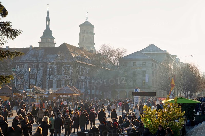 Crowds, many people, passers-by, Königsstraße, shopping, Schlossplatz, behind it collegiate church, pedestrian zone, city center, Stuttgart, Baden-Württemberg, Germany