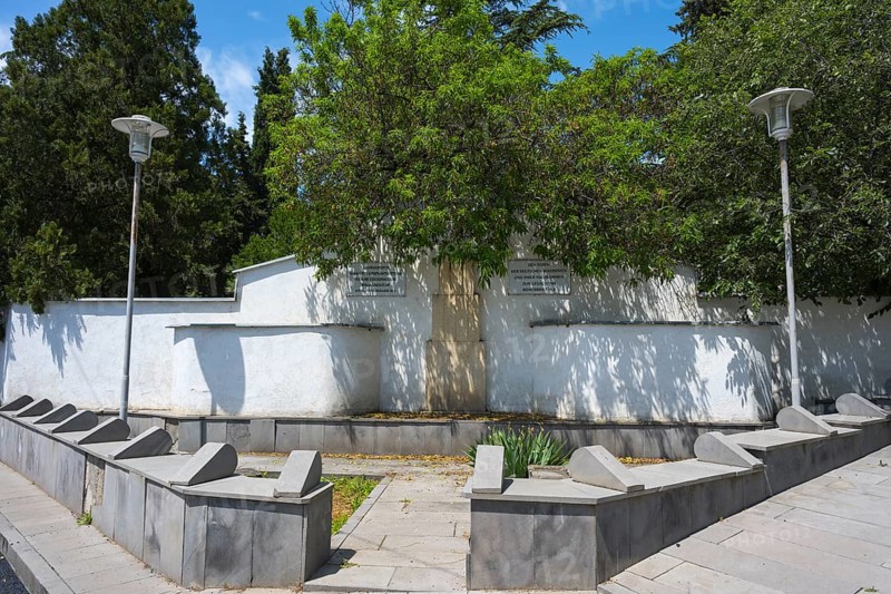 Small park with memorial and trees, surrounded by a white wall, modern lanterns illuminate the scene, memorial to the dead of the German colonists and their descendants, Bolnissi, Katharinenfeld, founded by Caucasian German settlers, Lower Kartli region, Kwemo Kartli, Georgia