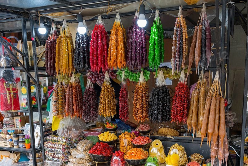 Diverse market stand with colorful hung Georgian sweets and dried fruits, Churchkhela, Georgian confections, 'Georgian Snickers', Mtskheta, Mtskheta, Mtskheta, Mtskheta, Mtskheta-Mtianeti region, Georgia