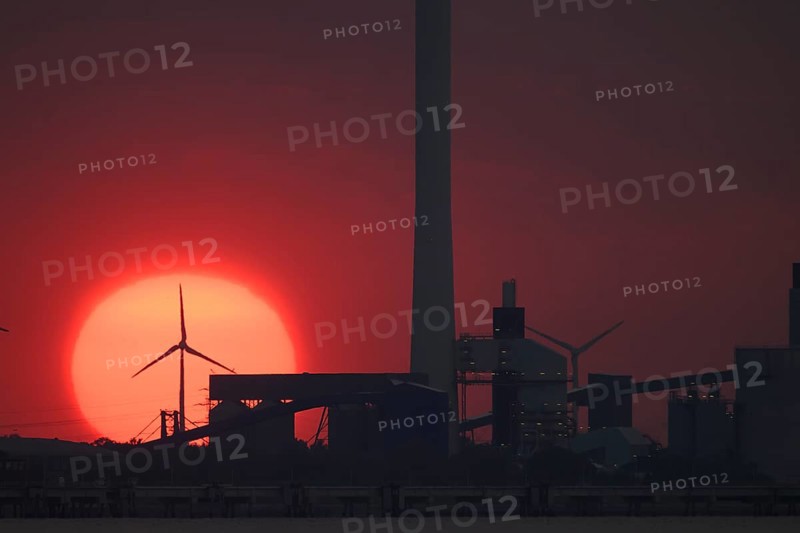 Sunset behind industry and wind turbines, near Jade-Weser Port, intense red in the sky View over the Jade Bay, Eckwarderhörne, Butjadingen, Lower Saxony, Germany