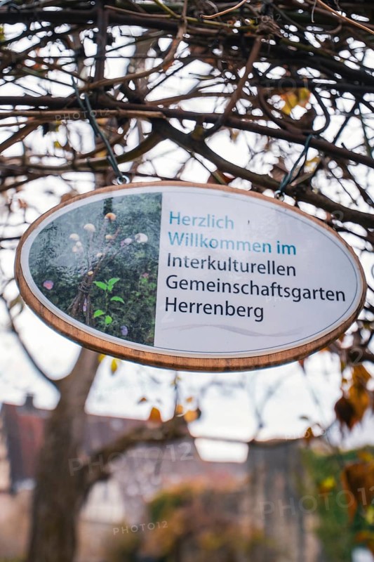 Wooden sign with a greeting in the Herrenberg intercultural community garden, Herrenberg, Böblingen district, Germany