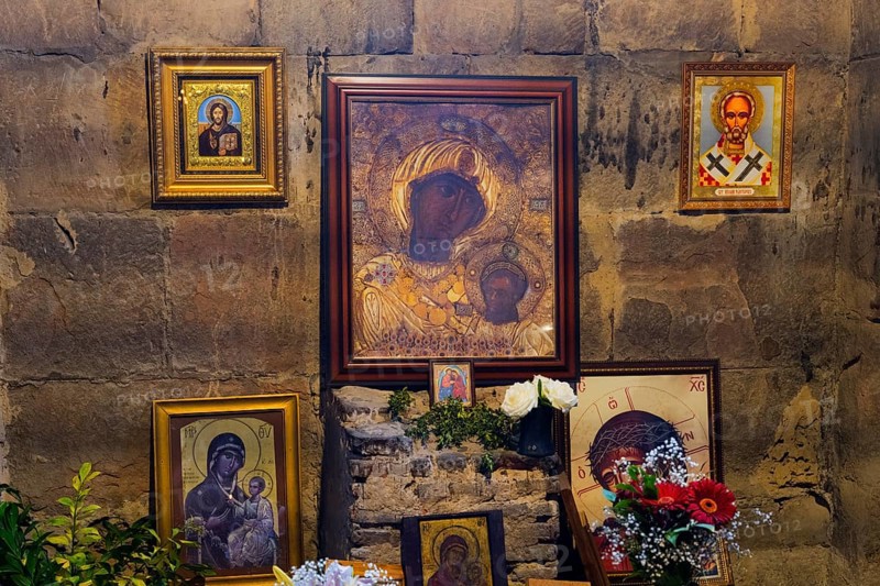 Religious icons on a stone wall with flower arrangement and candles, Javari Monastery, Jvari Monastery, Dzhwari Church, Cross Monastery, UNESCO World Heritage Site, Mtskheta, Mtskheta, Mtskheta, Mtskheta-Mtianeti Region, Georgia