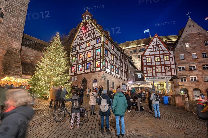 Christmassy illuminated square with the historic Pilate House with advent calendar, in the evening lighting, the Kaiserburg in the back, Beim Tiergärtnertor, Nuremberg, Middle Franconia, Bavaria, Germany
