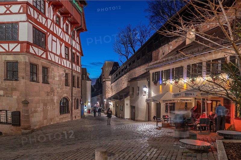 The old city wall with rampart, on the left the historic Dürerhaus, in evening lighting, Beim Tiergärtnertor, Nuremberg, Middle Franconia, Bavaria, Germany