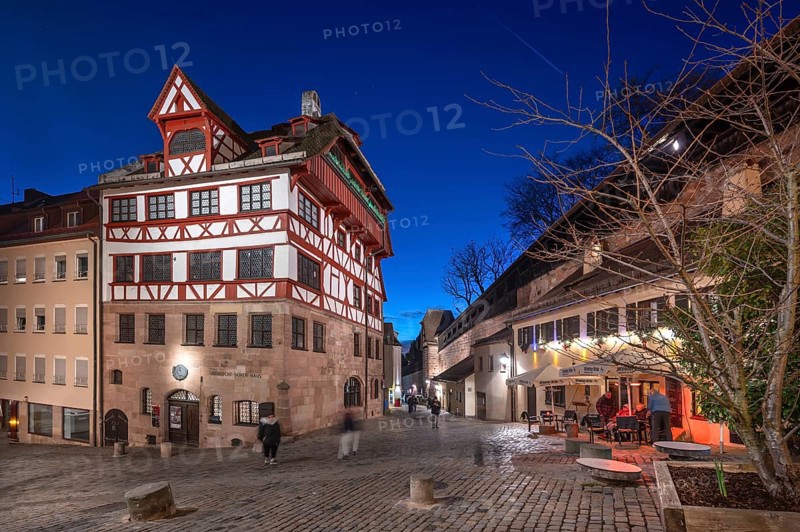 The historic Dürerhaus, on the right the old city wall with a rampart, in evening lighting, Beim Tiergärtnertor, Nuremberg, Middle Franconia, Bavaria, Germany