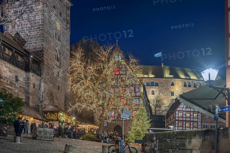 Christmassy illuminated square with the historic Pilate House with advent calendar, in the evening lighting, the Kaiserburg in the back, Beim Tiergärtnertor, Nuremberg, Middle Franconia, Bavaria, Germany