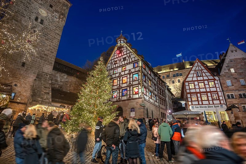 Illuminated Christmas tree with the historic Pilate House with advent calendar, in the evening lighting, the Kaiserburg in the back, Beim Tiergärtnertor, Nuremberg, Middle Franconia, Bavaria, Germany