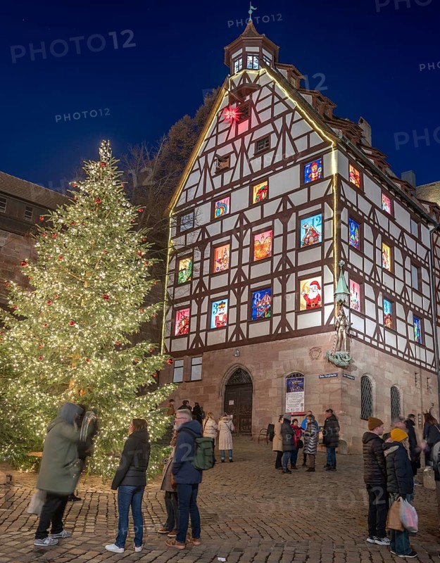 The historic Pilate House with the annual advent calendar, in evening lighting, Am Tiergärtnertor, Nuremberg, Middle Franconia, Bavaria, Germany