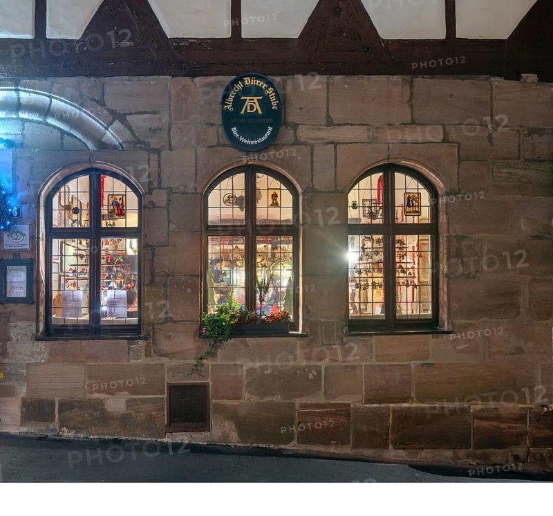 View through the windows of the historic restaurant, Albercht Dürer Stuben, in the old town with Christmas lighting, Albrecht-Dürer-Straße 6, Nuremberg, Middle Franconia, Bavaria, Germany