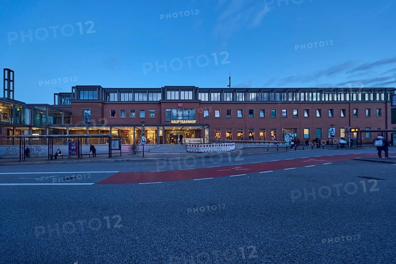 Main train station, bus platform, public transport, public transport, bus shelters, modern architecture, brick buildings, street, pedestrians and people waiting for means of transport as a secondary theme, evening blue hour, blue evening sky, cumulus clouds, Sophienblatt, Kiel, state capital, district-free city, Schleswig-Holstein, Germany