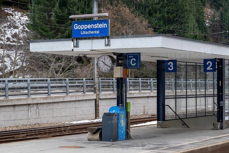 Bahnsteig Goppenstein railway station, Valais, Switzerland