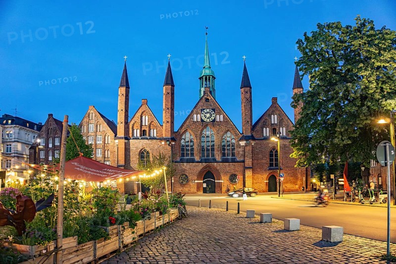 Bürgergärten am Geibelplatz and Heiligen-Geist-Hospital at dusk, Hanseatic City of Lübeck, Schleswig-Holstein, Germany