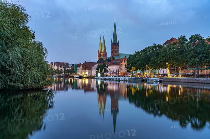 Old town with St. Mary's Church and St. Peter's Church and the Trave at dusk, Lübeck, Schleswig-Holstein, Germany