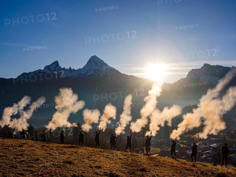 Berchtesgaden Christmas shooters, firecrackers shoot down their firecrackers in front of the Watzmann and Hochkalter, Bischofswiesen, Berchtesgadener Land, Upper Bavaria, Germany