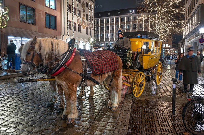 Horse-drawn carriage ride in a historic stagecoach at Chriskindlesmarkt, Hauptmarkt, Nuremberg, Middle Franconia, Bavaria, Germany