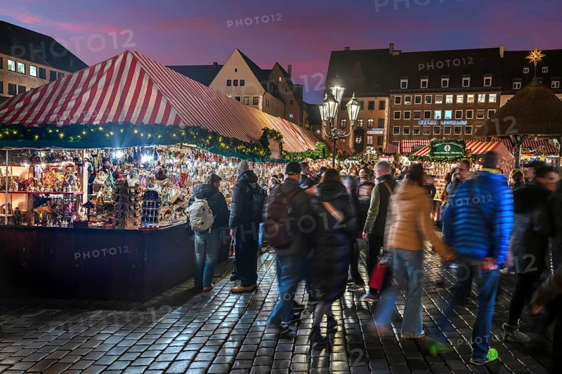 Stalls selling Christmas decorations at the Christmas market in evening lighting, Hauptmarkt, Nuremberg, Middle Franconia, Bavaria, Germany