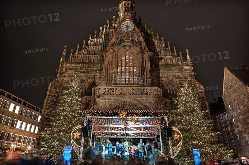 Event stage in front of the Church of Our Lady on the Nuremberg Christmas Market, Hauptmarkt, Nuremberg, Middle Franconia, Bavaria, Germany