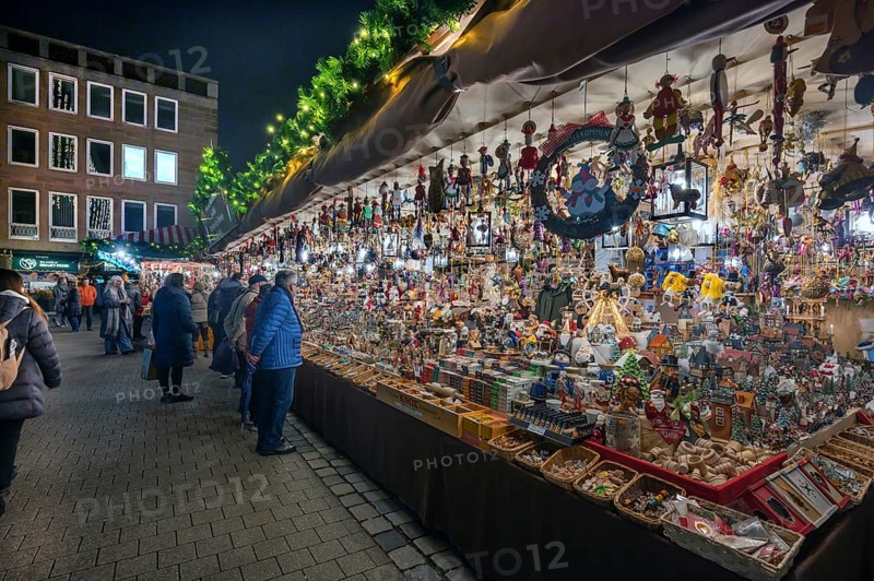 Stand with Christmas decorations at the Christkindlesmarkt, Hauptmarkt, Nuremberg, Middle Franconia, Bavaria, Germany