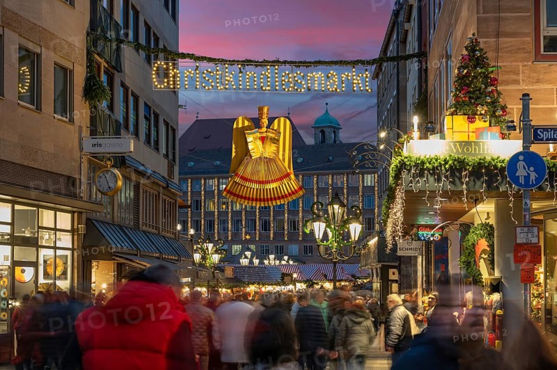 Entrance to Nuremberg Christmas Market in evening lighting, Hauptmarkt, Nuremberg, Middle Franconia, Bavaria, Germany